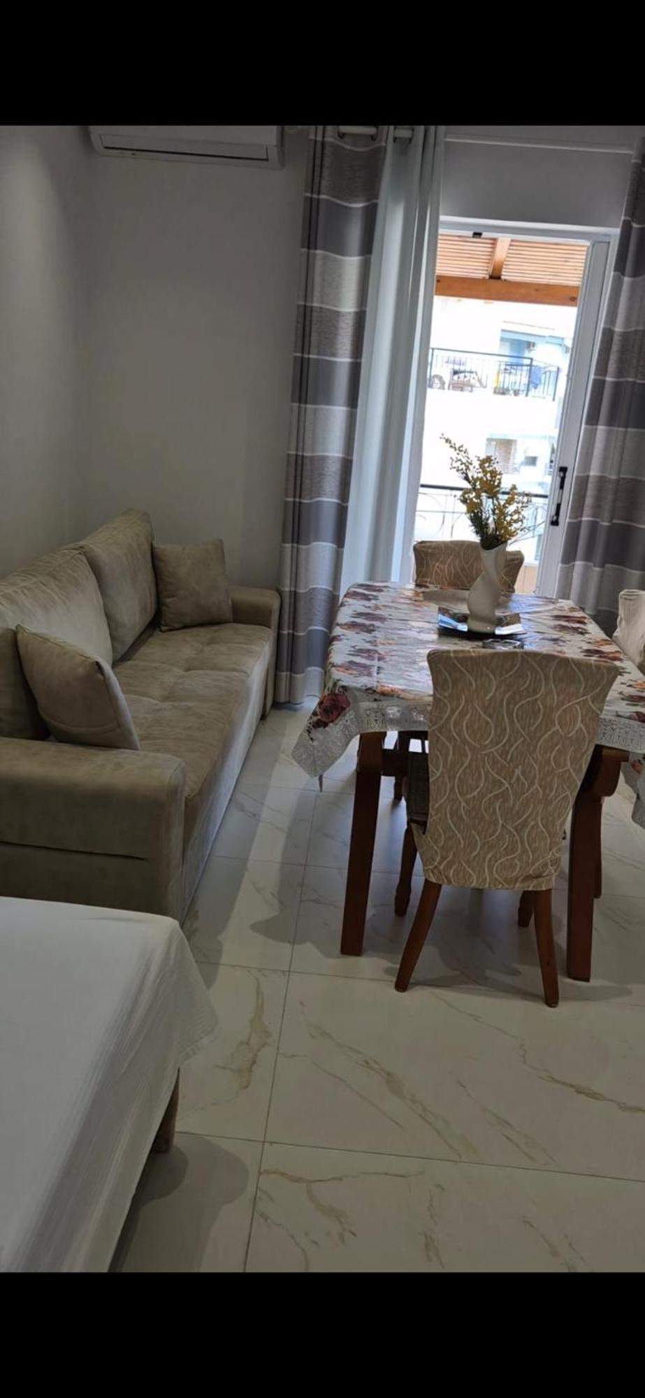 Vila Veli Brothers Sarande Bilik gambar