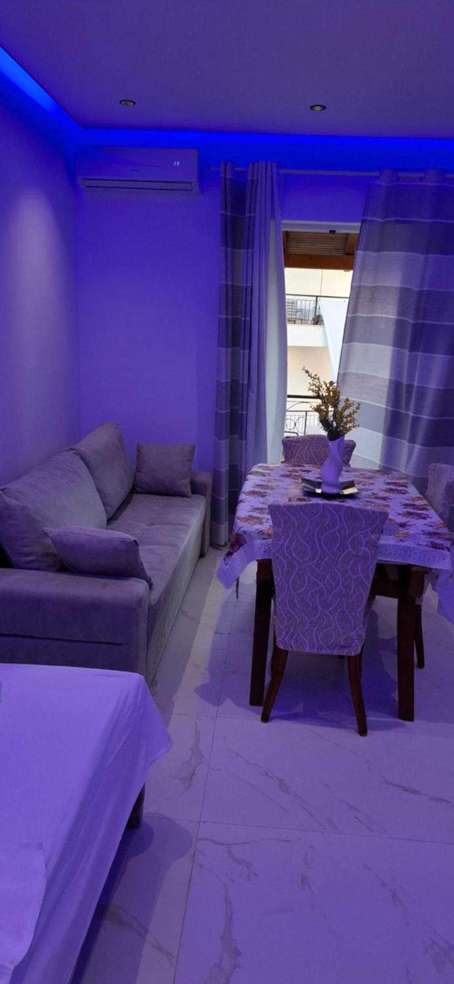 Vila Veli Brothers Sarande Bilik gambar